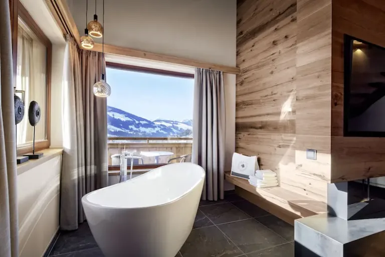 Ontspan in een luxe badkamer met uitzicht over het Alpbachtal. © Der Böglerhof