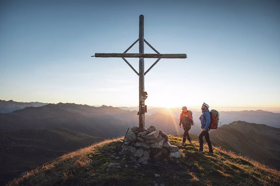 Het voldane gevoel dat je overvalt als je een top, zoals het hoogste punt van het Anholzertal, bereikt hebt, is onbeschrijfelijk. © Kottersteger / Dolomietenregion Kronplatz