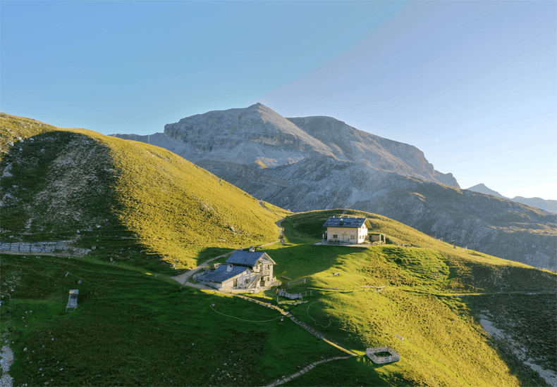 Maak een wandeling naar de Stevia hut. © Hotel Granbaita Dolomites