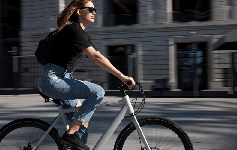 E-bikes zijn niet aan te slepen en ook onder jongeren razend populair © u_d7hddm5o / Pixabay