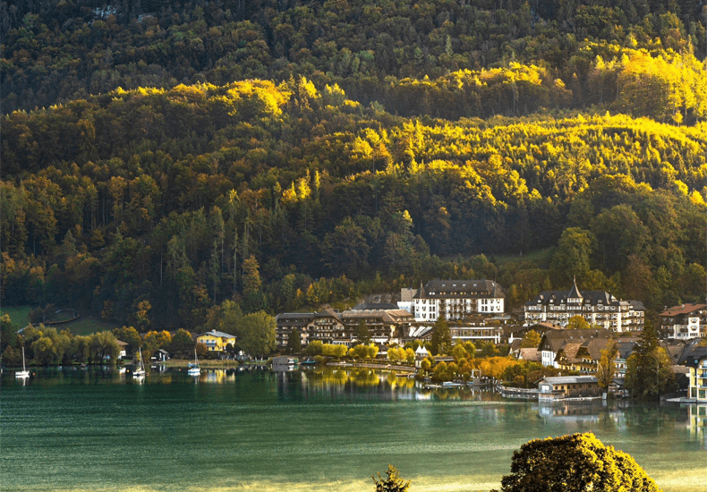 In de herfst zorgen de zonnestralen voor een goudgele gloed op de bergen rond Ebner's Waldhof am See. © Ebner's Waldhof.