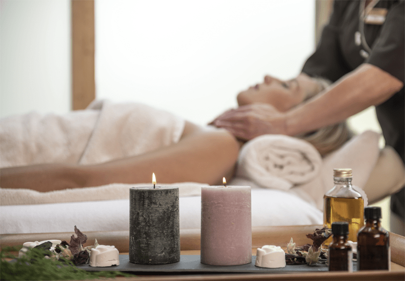 Kom helemaal tot rust tijdens een ontspannen massage of schoonheidsbehandeling in Ebner's Waldhof am See. © Ebner's Waldhof.