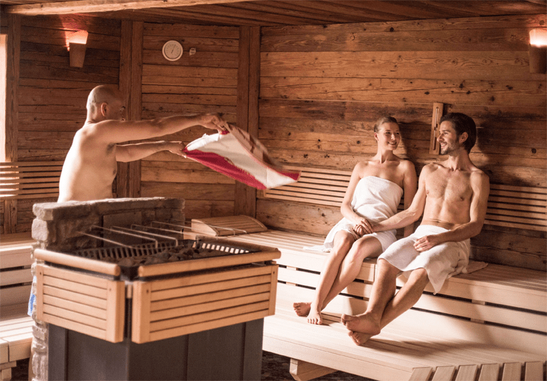 Ebner's Waldhof heeft een uitgebreide wellnesszone en binnen- en buitenbaden waar je heerlijk kunt genieten van bijvoorbeeld sauna opgietingen, massages en schoonheidsbehandelingen. © Ebner's Waldhof