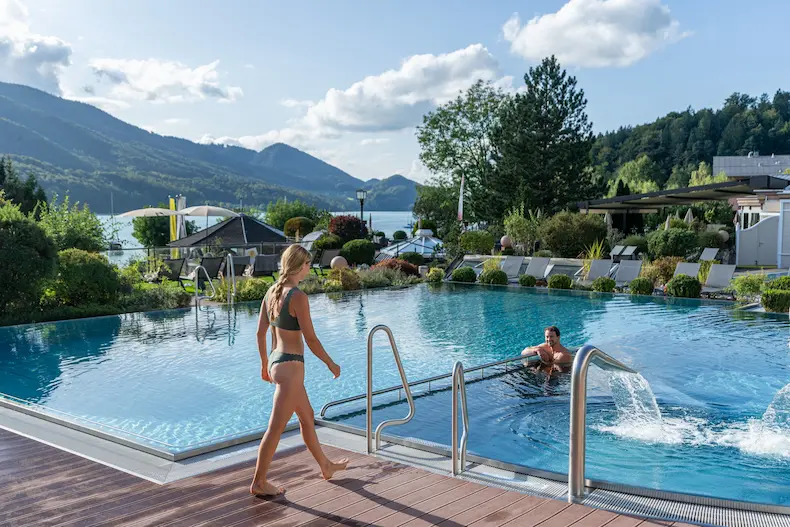 Ook vanuit de wellnessruimte en de zwembaden van Ebner's Waldhof heb je uitzicht op de Fuschlsee. © Ebner's Waldhof