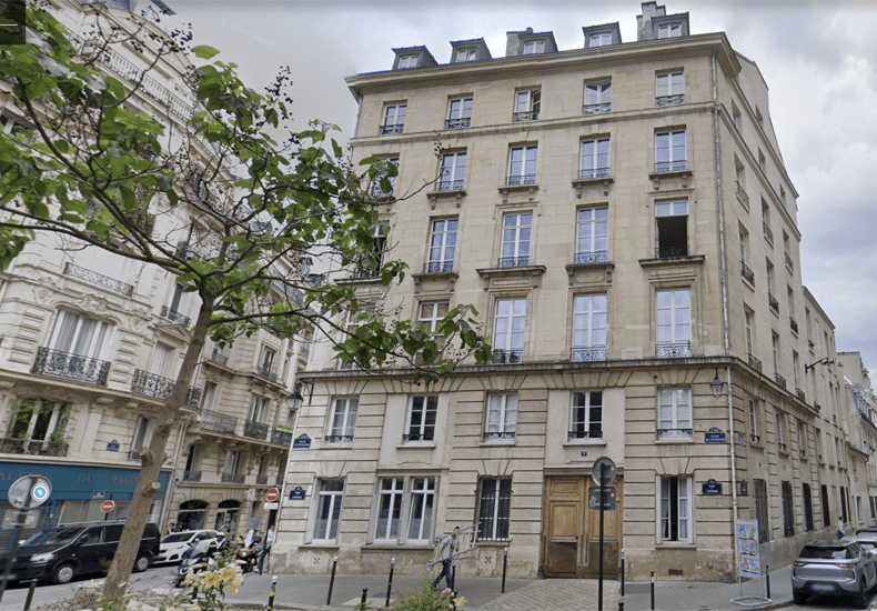 Het appartement waar Emily (op de 5e etage zonder lift) en Gabriel wonen aan de Place de l'Estrapade © Google Streetview