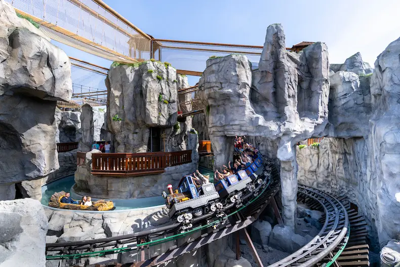 Het Oostenrijkse themagebied is in 2024 grondig veranderd. De waterachtbaan en de familie-achtbaan Alpenexpress Enzian zijn vernieuwd en het themagebied is uitgebreid met de Yomi Adventure Trail. © Europa-Park