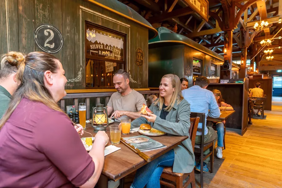 Een nieuw buffetrestaurant Diner Station is een centraal onderdeel in het nieuwe Silver Lake City. Naast het Diner Station is de Wild Horse Bar. © Europa-Park.
