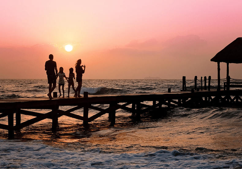 Tijdens een familierondreis ontdek je de mooiste bestemmingen. © Jill Wellington / Pixabay