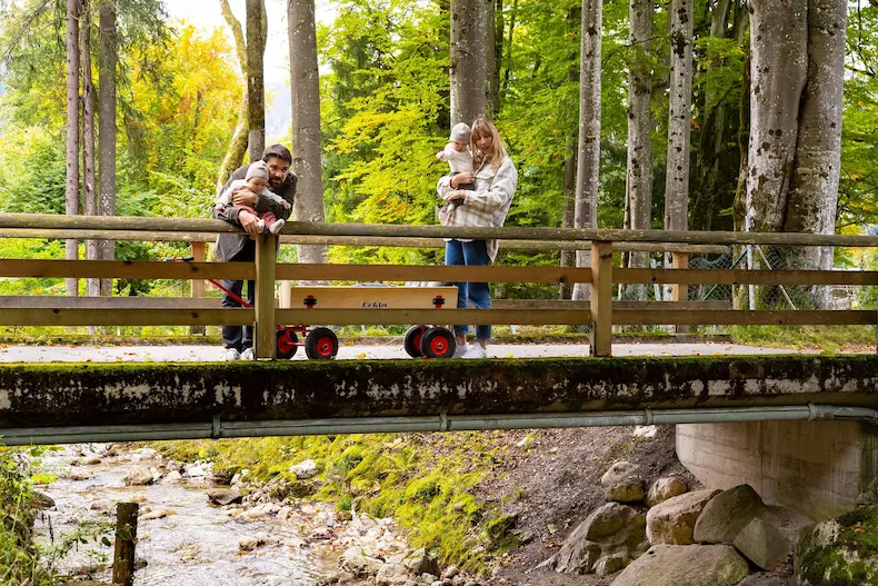 Ga lekker buiten het hoogseizoen met je kleintjes op vakantie en geniet van de nazomer en de herfst. © Nell Jones / Das Bayrischzell Familotel Oberbayern