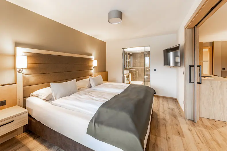 In de moderne familiekamers en suites kom je helemaal tot rust. © Daniël Waschnig / Das Bayrischzell Familotel Oberbayern