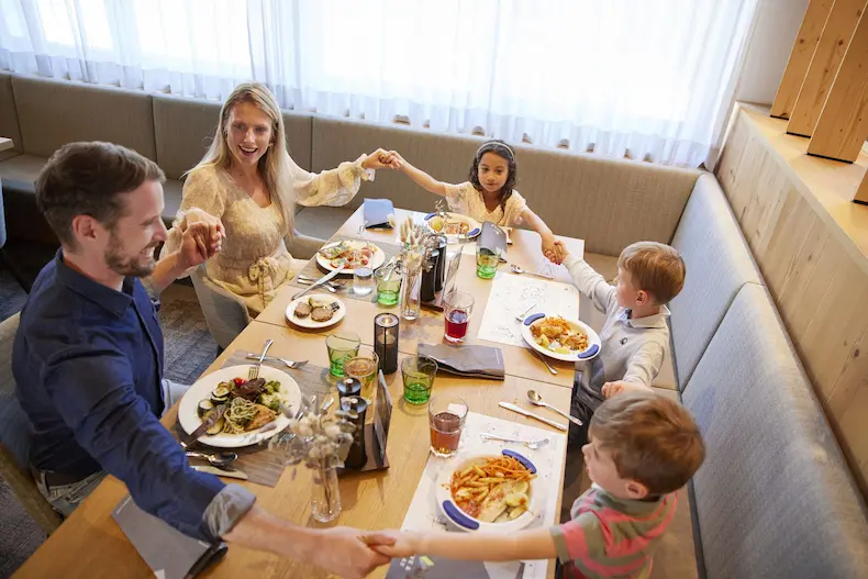 Gezellig samen eten in Das Bayrischzell Familotel Oberbayern. © Simon Hausberger / Das Bayrischzell Familotel Oberbayern