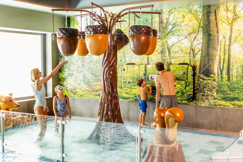 Kleine kinderen kunnen zich vermaken in het kinderspeelbad Pletzi's Wasserwelt © Daniël Waschnig / Das Bayrischzell Familotel Oberbayern