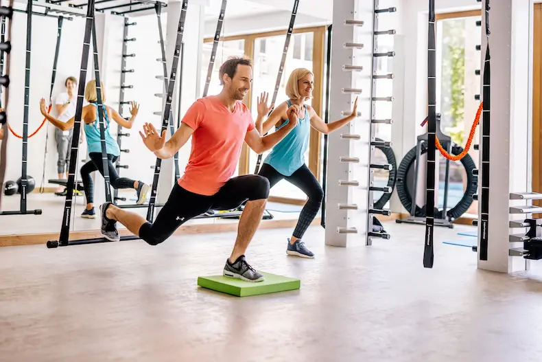 Move and Relax voor ouders: lekker sporten in de fitnesszaal en daarna ontspannen in de wellness. © Daniel Waschnig / Familotel Bayrischzell