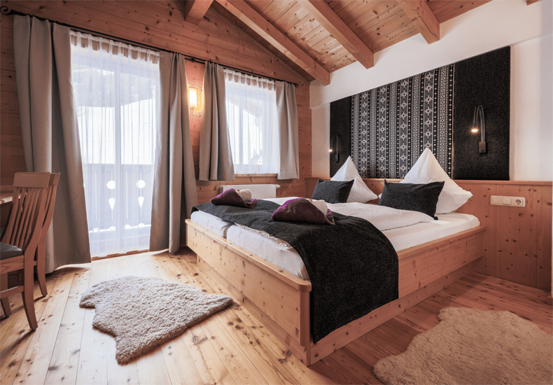Alle chalets van het 4 sterren Ferienhof Oberreit beschikken over royale slaapkamers. © Ferienhof Oberreit 
