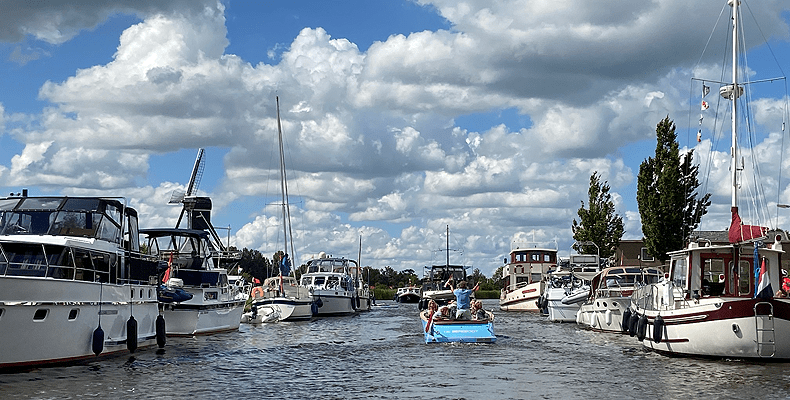 De Friese Meren behoren tot de populairste watersportgebieden van Nederland. Goo je boot voor anker en spring lekker in het water. © Reisprofs.nl / Rosalie Luiten