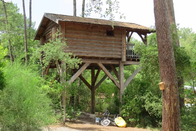Romantisch met z'n tweetjes: glamping in een boomhut. © Nico van Dijk / Reisprofs.nl