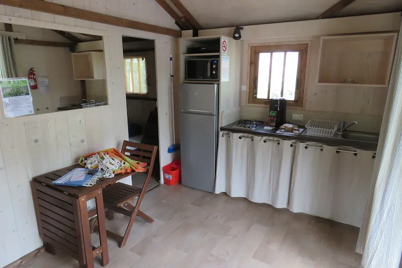 In een glamping tent tref je meestal een ingerichte keuken aan. © Nico van Dijk / Reisprofs.nl
