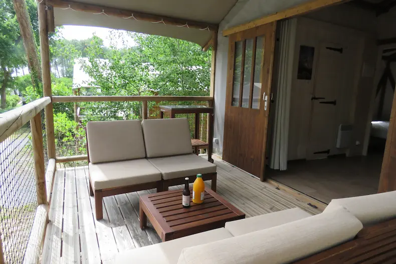 Ook als het weer een keertje wat minder is, kun je op het overdekte terras van je glamping safaritent heerlijk ontspannen. © Nico van Dijk / Reisprofs.nl