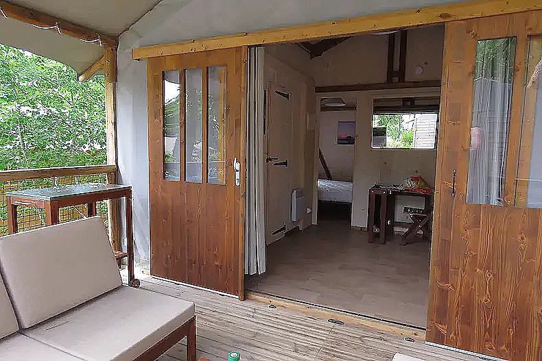 Glampingtenten zijn er in uiteenlopende varianten. Deze glampingtent heeft onder meer een luxe douche, twee slaapkamers met echte bedden en een keuken. © Nico van Dijk / Reisprofs.nl