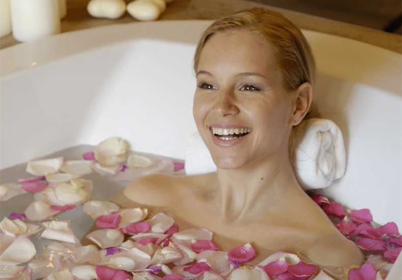 Ga lekker ontspannen in een bad met rozenblaadjes © Hotel Golserhof