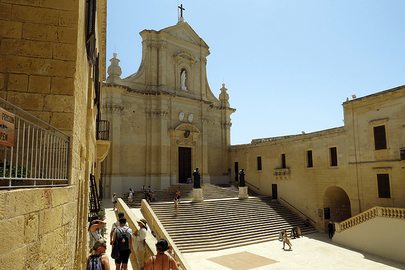 Ook op de trappen voor de kathedraal in Victoria, de hoofdstad van Gozo, zijn scènes uit Game of Thrones opgenomen. © Nico van Dijk