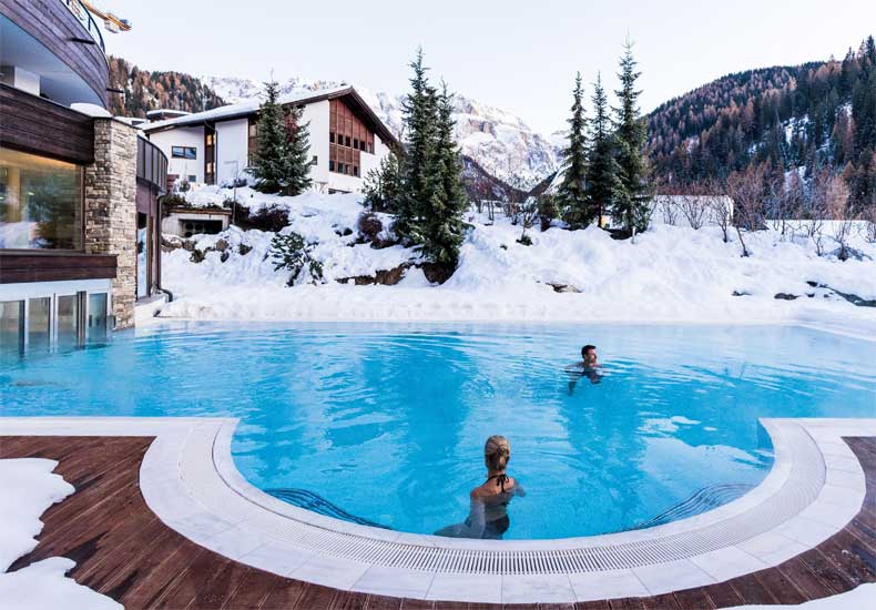 In het voorjaar kun je heerlijk buiten zwemmen in het verwarmde buitenbad van het Granbaita Dolomites. © Hotel Granbaita Dolomites