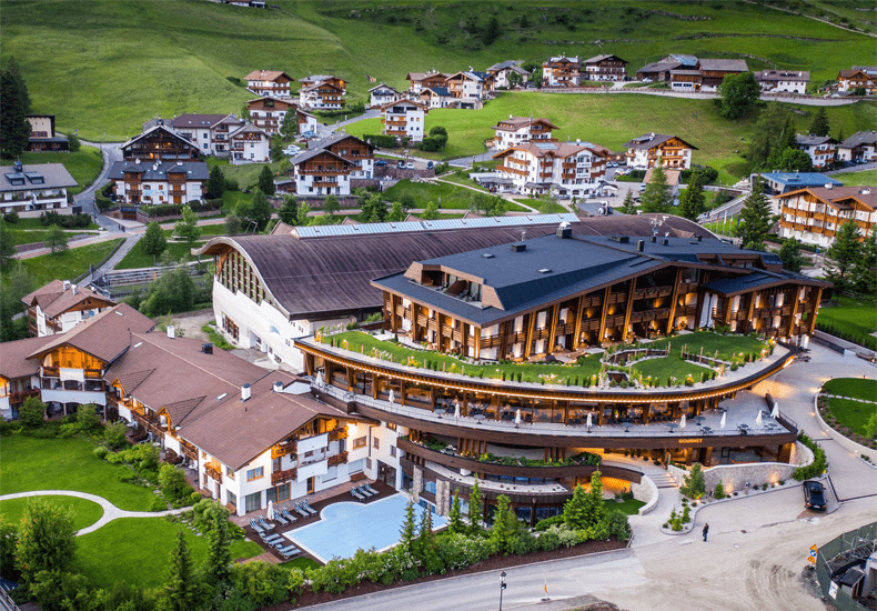 Het 5 sterren Hotel Granbaita Dolomites in Val Gardena biedt een ideale uitvalsbasis voor wandel- en fietstochten in de Dolomieten. © Hotel Granbaita Dolomites
