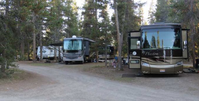 Met de camper naar Grand Teton National Park. Headwaters Lodge & Cabins at Flagg Ranch heeft ook een RV-campground © Nico van Dijk