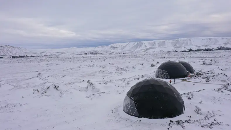 Ook tijdens personeelsreizen voor bedrijven kun je 'off the beaten track' gaan, zoals overnachten in het Aurora Base camp in winters IJsland. © Edgeplore.nl