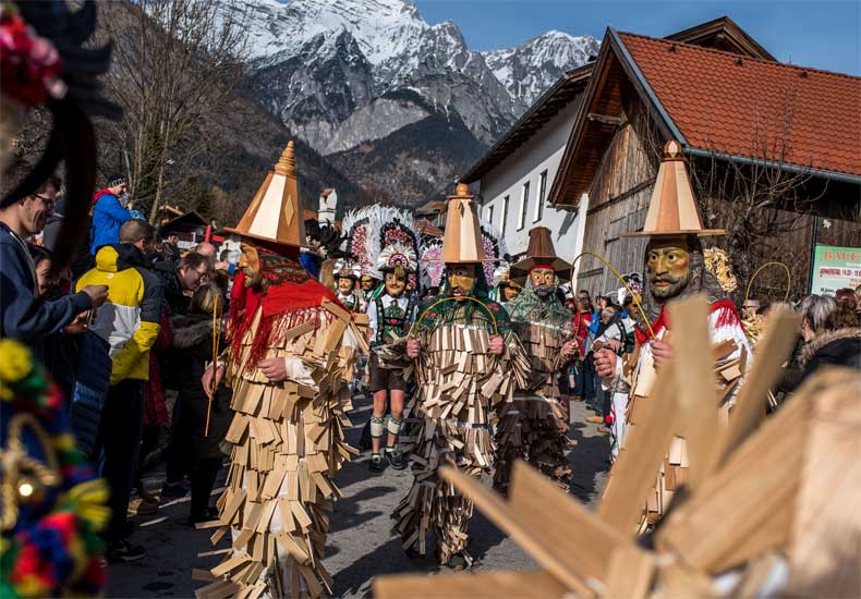 Carnavalsoptocht in de vakantieregio Hall-Wattens. © Tourismusverband Hall-Wattens