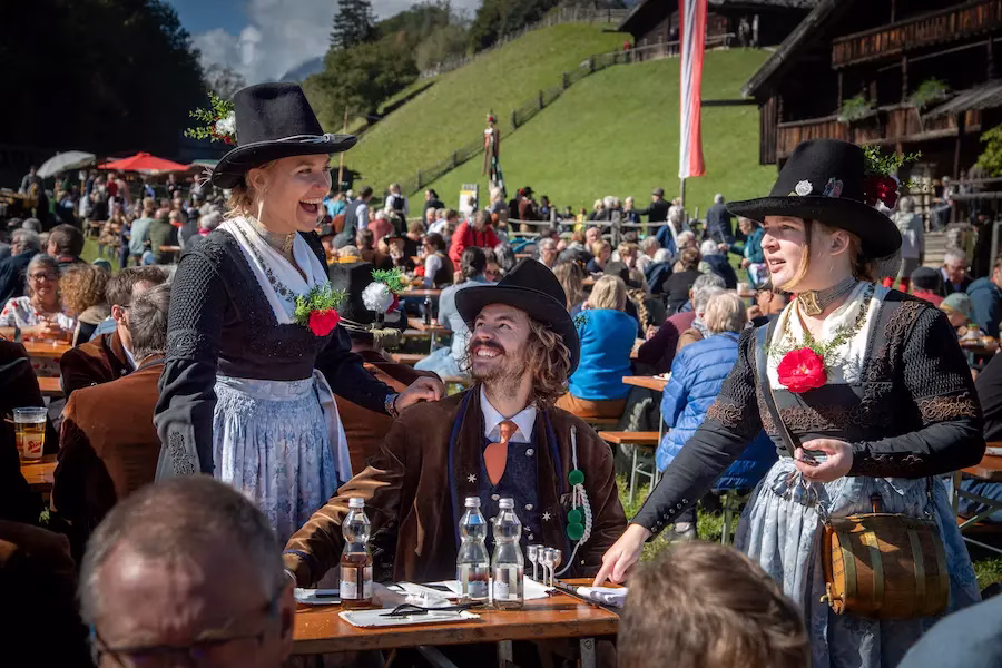 Bezoek de herfstfeesten in het Alpbachtal. Reis comfortabel met de nieuwe ÖBB Nightjet naar het Alpbachtal. © Gabriele Griessenböck