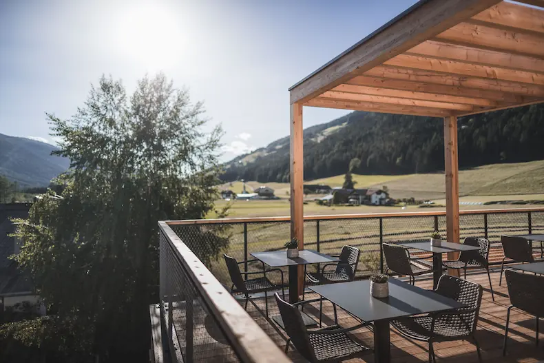 Vanaf het terras van het restaurant van Hirben heb je prachtig uitzicht op de Dolomieten. © Manuel Kottensteger / Hirben