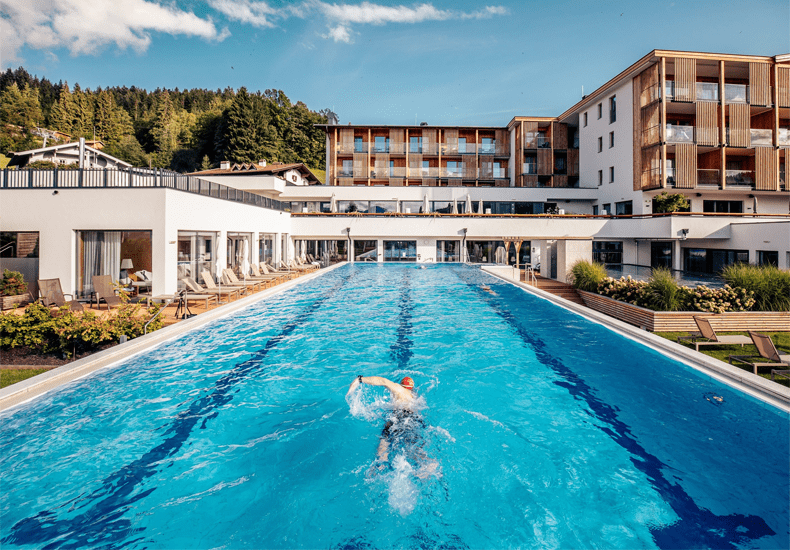 Werk lekker aan je conditie in het zwembad van Das Hohe Salve Sportresort. © Daniel Waschnig / Das Hohe Salve Sportresort