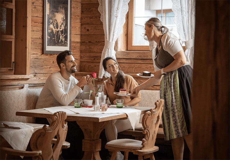 Restaurant Alt Tyrol is in 7 'Stuben' met elk een aparte sfeer onderverdeeld. Ook hotelbar 'Dorfplatz' ziet er uit als een klassiek Tirools dorpsplein. © Thomas Wolkersdorfer / Alpina Kössen