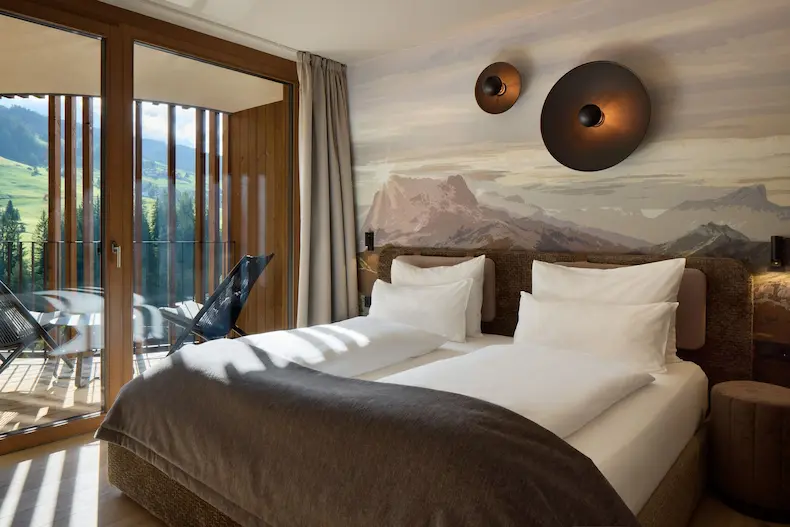 Vanuit elke kamer en suite in Hotel Badia, zoals deze Sigaren-suite, heb je mooie uitzichten op de bergen. © Visciani Photography / Hotel Badia Hill