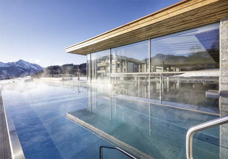 Vanuit de panorama-pool van Hotel Bergblick & Spa zwem je zo de infinity pool in. Je hebt hier een prachtig uitzicht over het Tannheimer Tal. © Hotel Bergblick & Spa