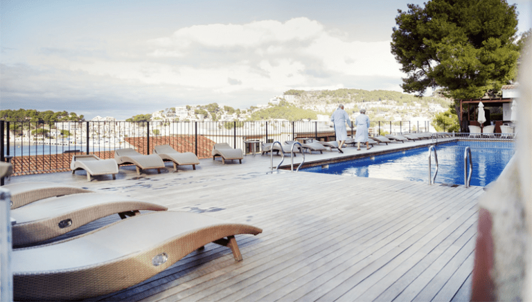 Vanuit het buitenzwembad van het 4* Superior hotel Esplendido in Puerto de Sóller heb je een prachtig uitzicht op zee. © Hotel Espléndido