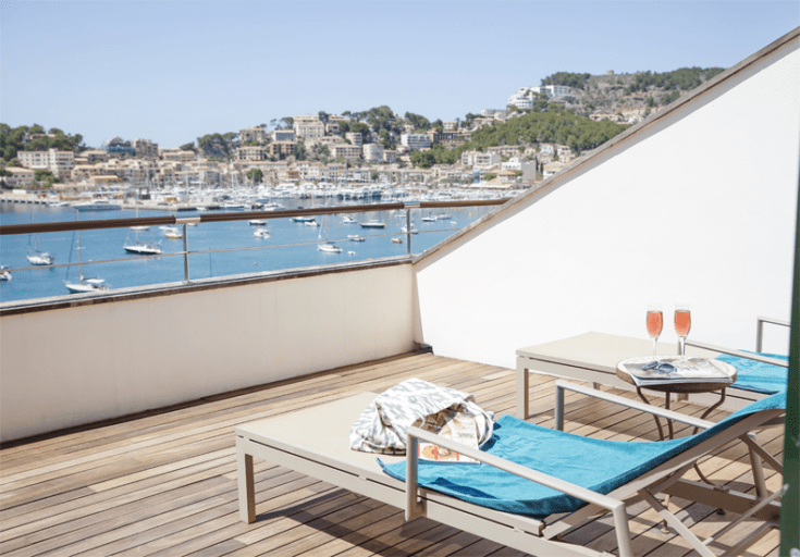 Op de ligbedden van het balkon bij je kamer kun je nog heerlijk het zomergevoel vasthouden. © Johanna Gunnberg / Hotel Espléndido