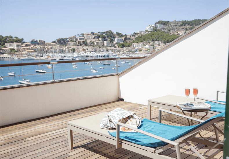 Op de ligbedden van het balkon bij je kamer kun je nog heerlijk het zomergevoel vasthouden. © Johanna Gunnberg / Hotel Espléndido