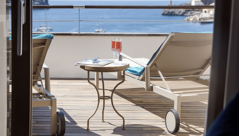 Geniet vanaf je balkon van dit heerlijke vintage hotel op Mallorca van het uitzicht over de zee. © Johanna Gunnberg / Hotel Esplendido