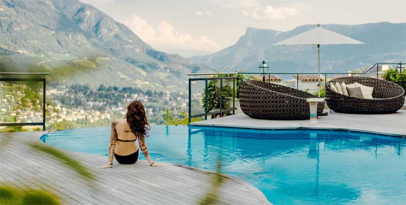 De infinity pool en het oneindige uitzicht over het dal van Meran vervelen geen moment. © Hotel Golserhof