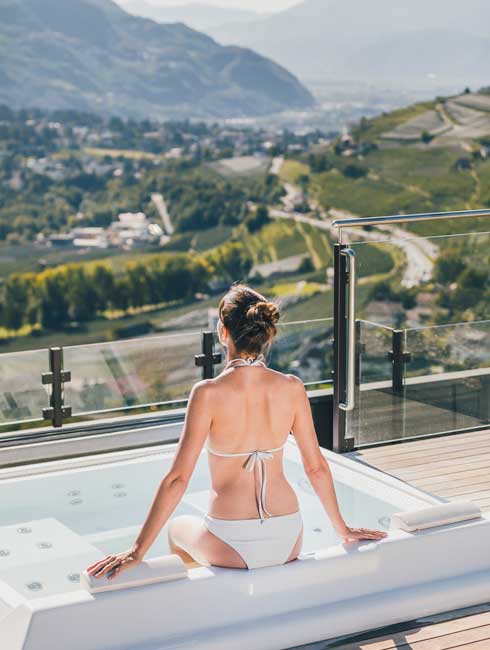 Vanaf de whirlpool en het panoramaterras van Hotel Golserhof heb je vrij uitzicht over het dal en de wijngaarden van Meran. © Hotel Golserhof
