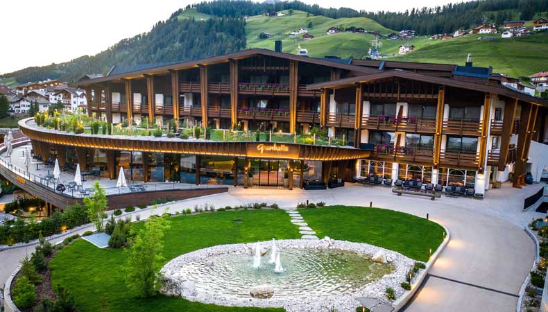 Het 5 * Hotel Granbaita in Selva di Val Gardena biedt een schitterend uitzicht op de omringende bergen. © Hotel Granbaita Dolomites