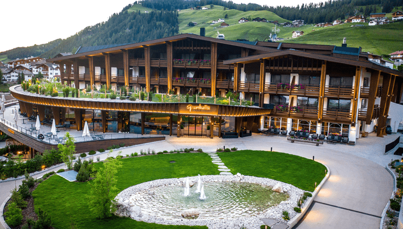 Het 5 sterren hotel Granbaita ligt in een prachtige omgeving in Selva di Val Gardena. © Hotel Granbaita Dolomites