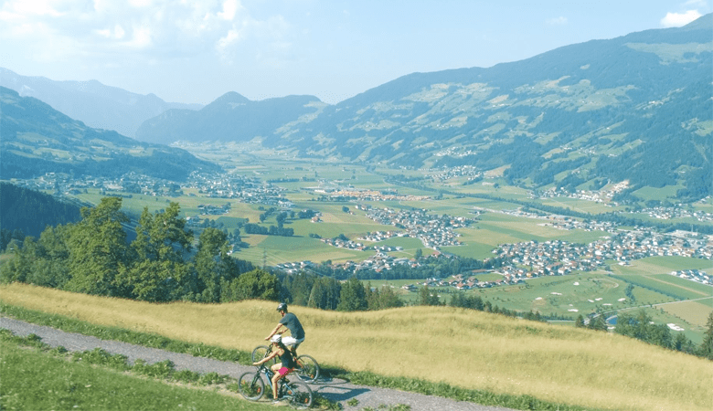 Het 4* Superior Sport- en Wellnesshotel Held biedt een uitgebreid activiteitenprogramma aan. Ga bijvoorbeeld fietsen in het Zillertal. © Held Hotel & Spa