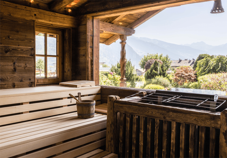 Vanuit de 'Hüttensauna' van Sport- en Wellnesshotel Held heb je een prachtig uitzicht op de tuin en de bergen van het Zillertal. © Held Hotel & Spa