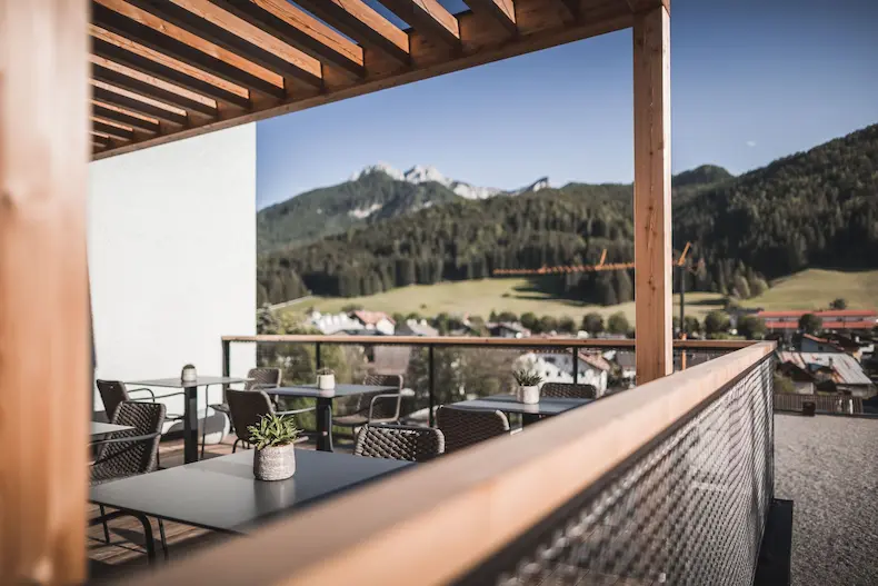 Vanaf het terras bij het restaurant heb je een mooi uitzicht op de Dolomieten en het Pustertal. © Manuel Kottersteger / Hotel Hirben