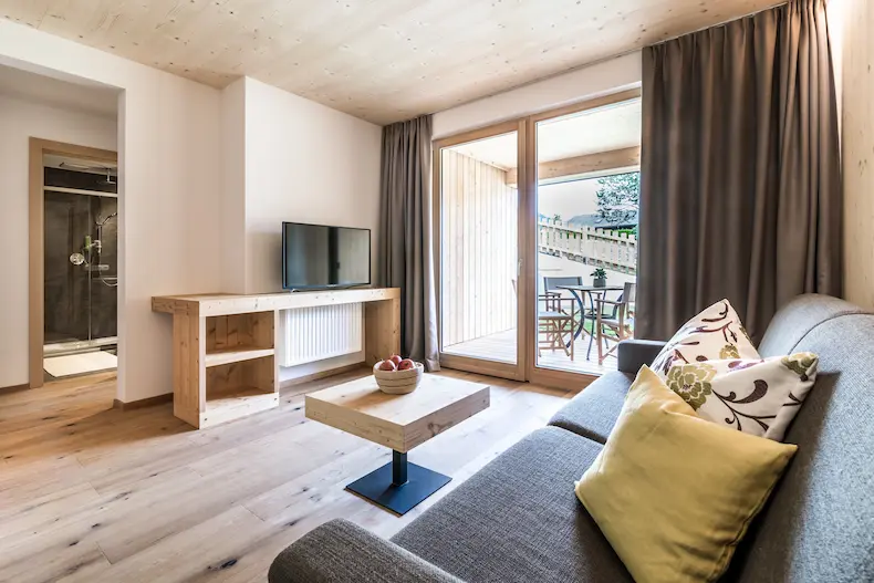 De suites, zoals deze met een eigen loggia, stralen kracht, rust en luxe uit © Hotel Hirben