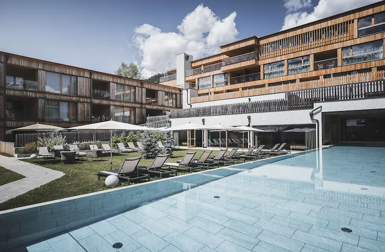 Het ecologisch verwarmde zwembad is ook in de herfst en winter aangenaam om in te zwemmen. © Kottersteger / Hotel Hirben