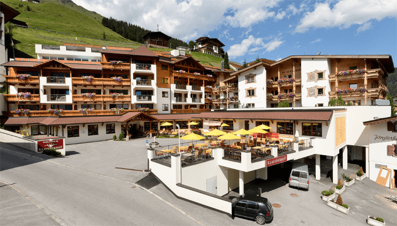 Het vier sterren hotel Klausnerhof in Hintertux ligt naast het Naturpark Zillertaler Alpen © Hotel Klausnerhof